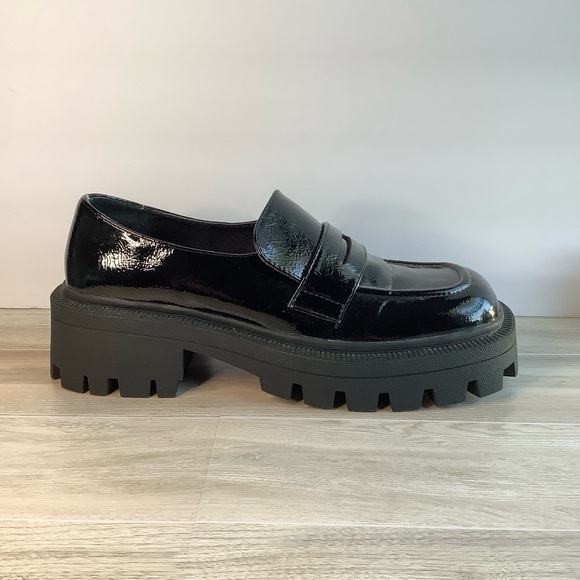 URBAN OUTFITTERS Black Chunky Platform Penny Loafers 10 Lug Streetwear Creepers - Picture 1 of 12